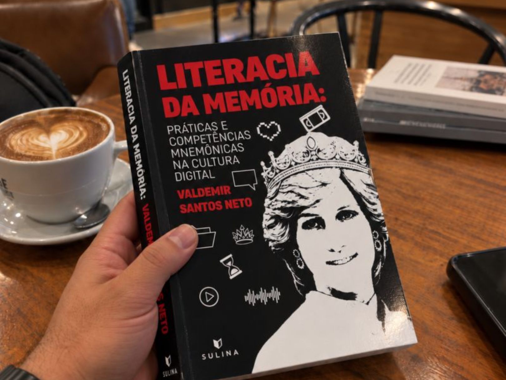 Valdemir Santos Neto publica livro sobre Literacia da memória na cultura digital